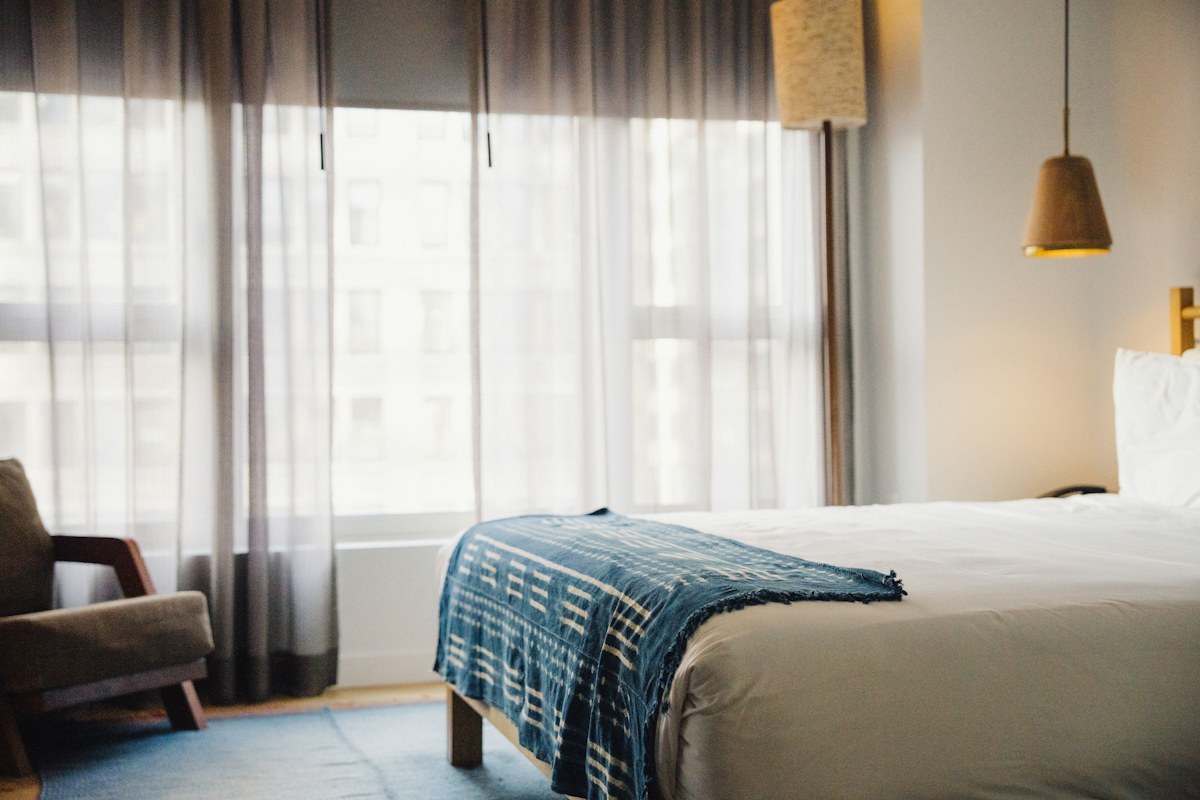Habitación de hotel con escritorio y espacio de descanso