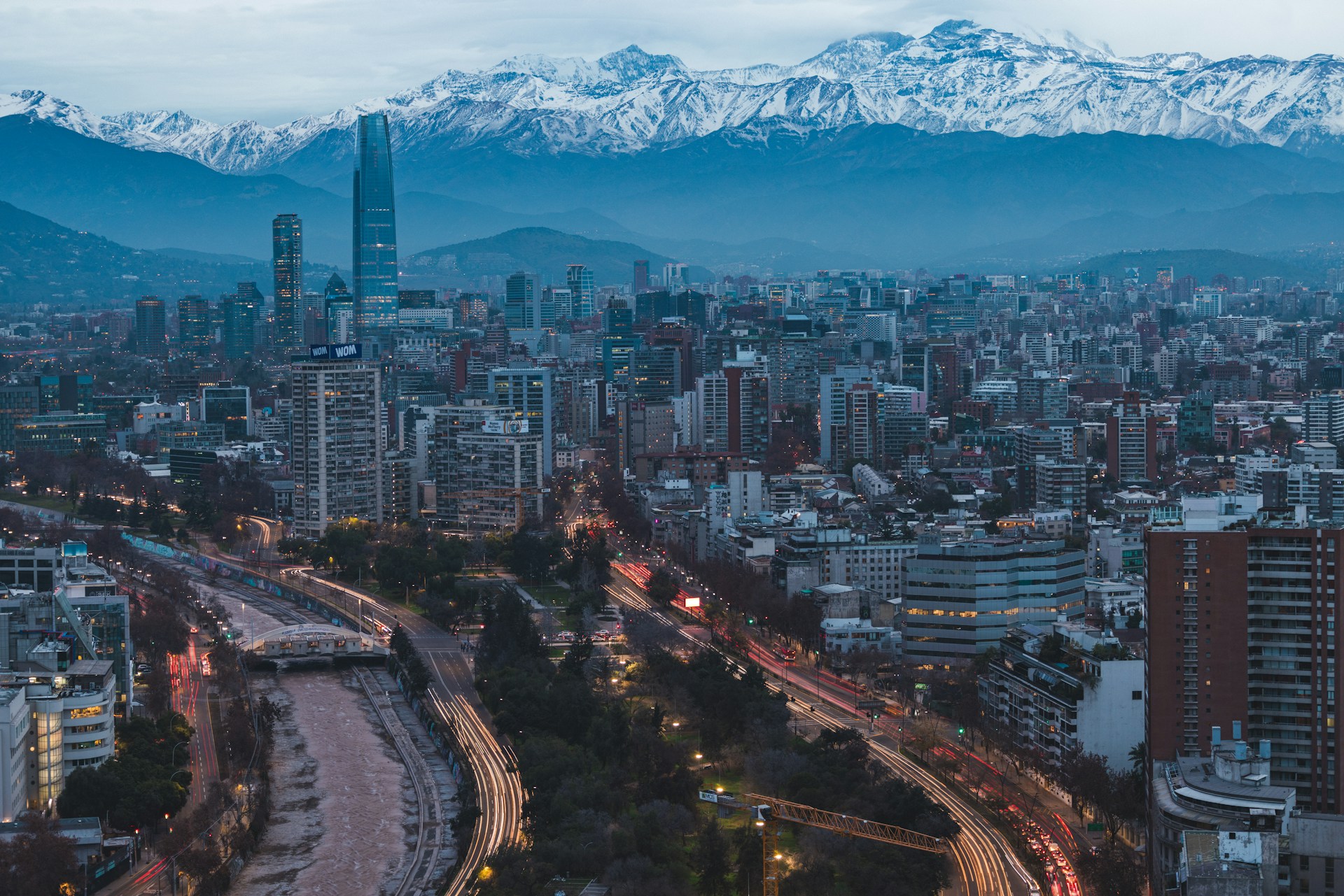 Santiago con la cordillera de los Andes al atardecer